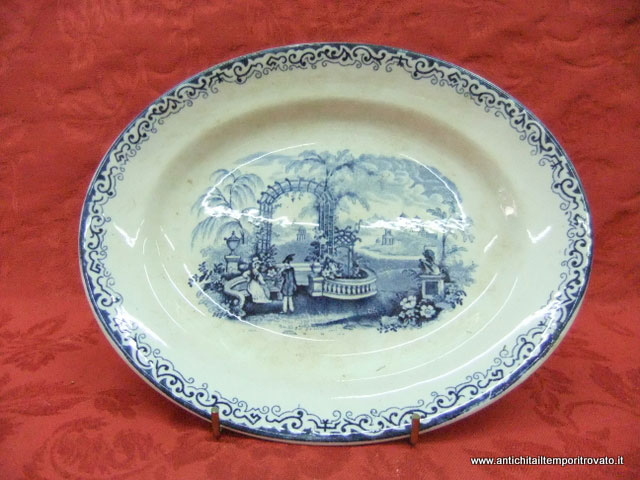 Antico piatto blu eseguito con il transferware, un metodo di immagini trasferite dalla lastra in rame ad una stoffa speciale per poi essere riportata sui piatti o oggetti in ceramica in genere.